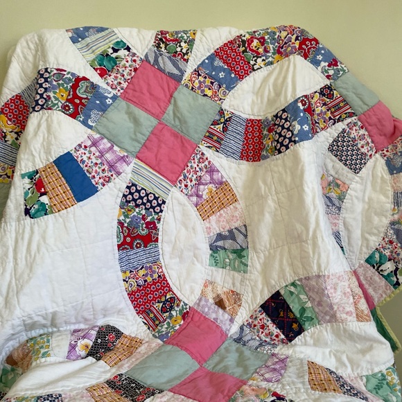 Vintage Handmade Double Wedding Ring Patchwork Quilt 84x64 Feedsack Fabrics - Picture 3 of 16